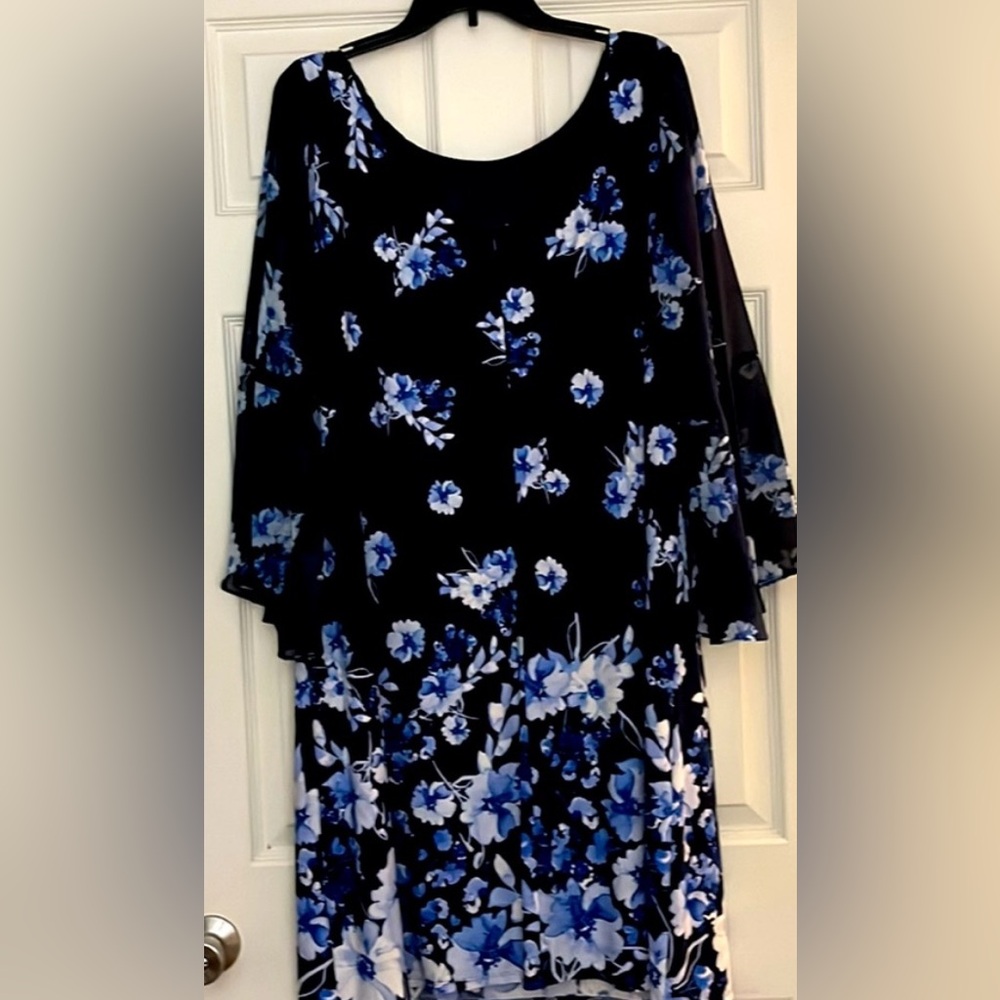 Jessica Howard Navy and White Floral Dress.

Beautiful Bell sleeves

Size 22 W